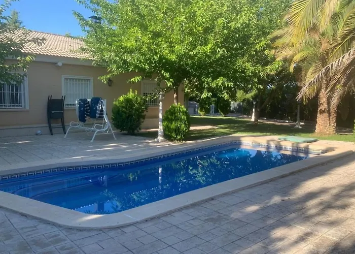 Chalet Con Amplios Espacios, Piscina Y Garaje