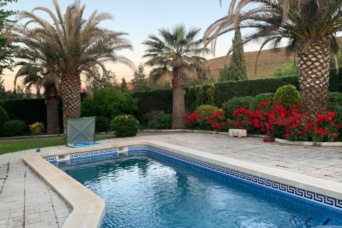 Con Amplios Espacios, Piscina Y Garaje Holiday home